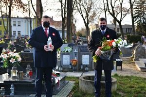 27 grudnia z okazji 102. rocznicy wybuchu Powstania Wielkopolskiego, Burmistrz Piotr Ruszkiewicz wraz z Przewodniczącym Rady Miejskiej Dawidem Olejniczakiem symbolicznie złożyli wiązanki kwiatów i zapalili znicze w kilku miejscach na terenie Kościan (photo)