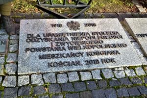 27 grudnia z okazji 102. rocznicy wybuchu Powstania Wielkopolskiego, Burmistrz Piotr Ruszkiewicz wraz z Przewodniczącym Rady Miejskiej Dawidem Olejniczakiem symbolicznie złożyli wiązanki kwiatów i zapalili znicze w kilku miejscach na terenie Kościan (photo)