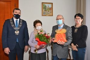 Burmistrz Piotr Ruszkiewicz, kierownik Urzędu Stanu Cywilnego Ewa Berus oraz Jubilaci. (photo)