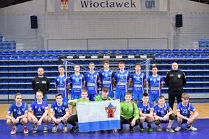 Pamiątkowe zdjęcie drużyny młodzików wraz z flagą Kościana i sztabem szkoleniowym podczas turnieju we Włocławku. (photo)