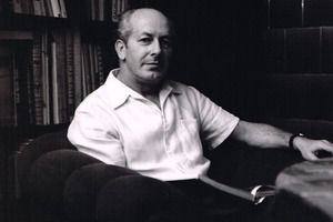 Na czarno-białym prostokątnym zdjęciu widoczny jest w białej koszuli dr Henryk Florkowski – patron Muzeum Regionalnego w Kościanie. Siedzi wygodnie w ciemnym fotelu przy stoliku, trzymając w jednej dłoni otwarta książkę (photo)