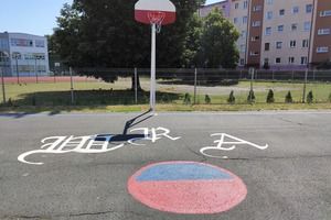 Boisko do koszykówki ulicznej na os. Piastowskim, asfaltowa nawierzchnia, kolorowe linie i grafiki oraz kosz  (photo)