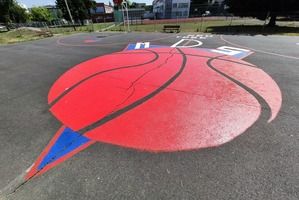Boisko do koszykówki ulicznej na os. Piastowskim, asfaltowa nawierzchnia, kolorowe linie i grafiki (photo)
