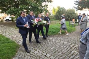 Delegacje składają kwiaty pod pomnikiem Floriana Marciniaka w Kościanie (photo)