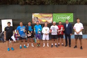 Pamiątkowe zdjęcie wszystkich uczestników turnieju na korcie tenisowym (photo)