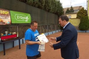 Burmistrz Piotr Ruszkiewicz wręcza puchary oraz nagrody uczestnikom turnieju na korcie tenisowym. (photo)