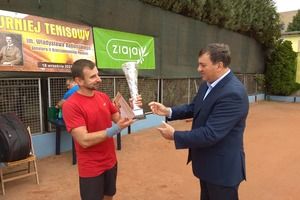 Burmistrz Piotr Ruszkiewicz wręcza puchary oraz nagrody uczestnikom turnieju na korcie tenisowym. (photo)