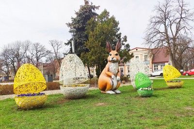 Wielkanocne ozdoby na Placu Wolności w Kościanie